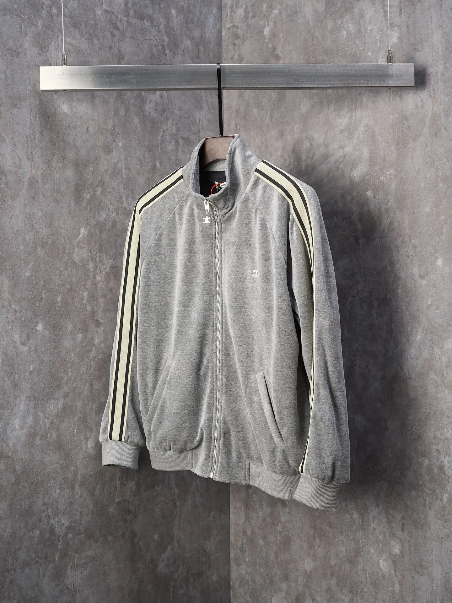 [Real auction] Celine/Celine gray fog velvet Arc de Triomphe embroidered suit zipper jacket [In Stock] S M L XL custom-made Yunrou twin velvet fog cotton sateen. Delicate and smooth, close to the skin like a cloud. The main tone is high-end gray. It is low-key and full of connotation. The iconic CELINE Arc de Triomphe embroidery wakes up on the gray fog velvet. It is fully recognizable. The contrasting ribbons are like shooting stars across the shoulders and arms. The metal zipper glows with cold light. The visual impact between movement and movement. The stand-up collar is cut with neat lines, both strong and soft. When taken apart, it is a style item. When worn together, it is an aura shirt. The suit is worry-free to wear. Use imported machine embroidery technology. Use advanced computer control system and precise mechanical components to realize the Arc de Triomphe embroidery operation. High precision. The lines are smooth and delicate. The fabrics have been washed and have a better hand feel. Not easy to deform, not easy to shrink, not easy to fade. Maintain long-term beauty and fit.